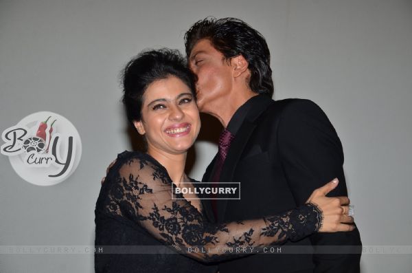 Shah Rukh Khan gave Kajol a kiss at 1000 Weeks Completion of DDLJ at Maratha Mandir (348370)