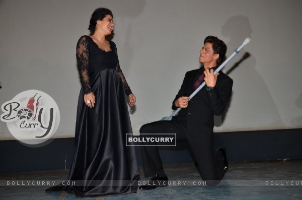Shah Rukh Khan does an act from DDLJ during the Celebrations of 1000 Weeks Completion of DDLJ