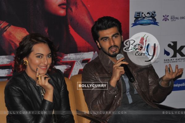 Arjun Kapoor interacts with the audience at the Promotions of Tevar at Jaipur (348380)