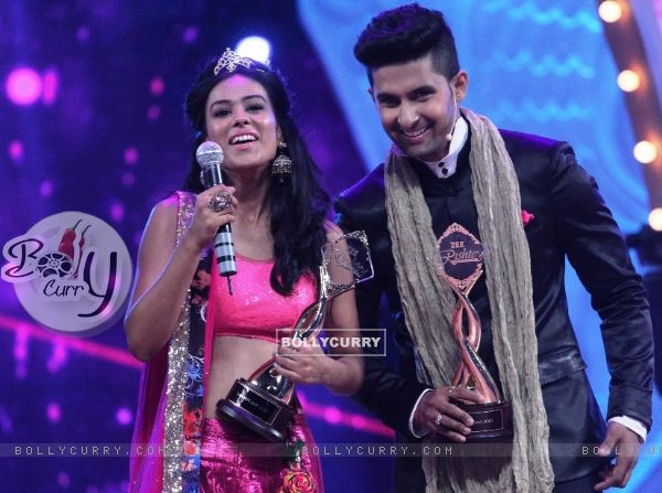 Nia Sharma and Ravi Dubey from Jamai Raja won the New Jodi Award at Zee Rishtey Awards 2014
