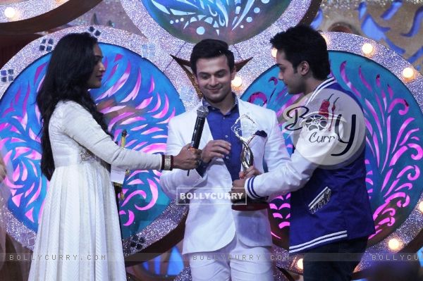 Ravish Desai won the Naya Male Face Award at Zee Rishtey Awards 2014