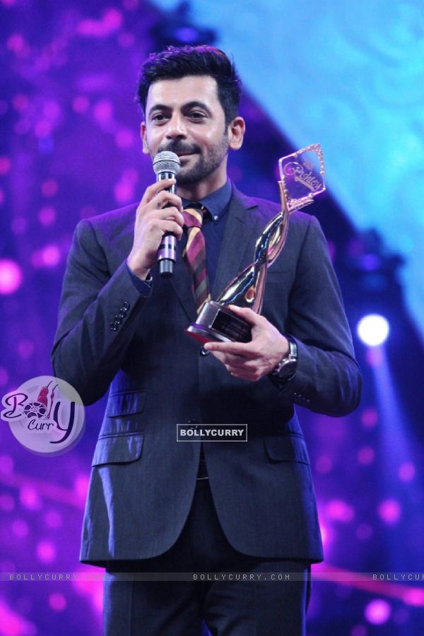 Sunil Grover won an Award at Zee Rishtey Awards 2014