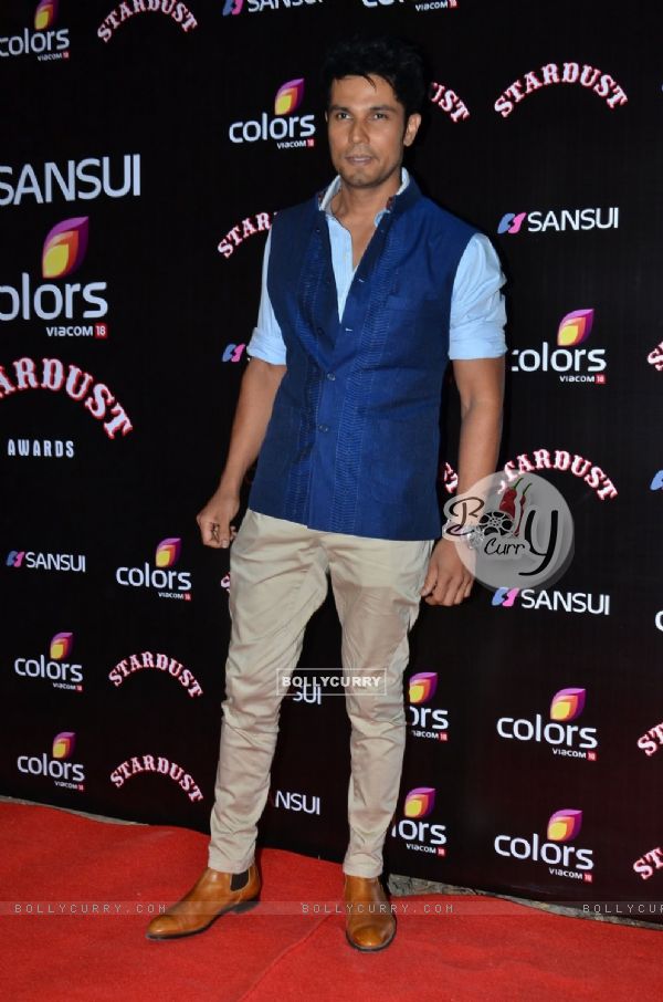 Randeep Hooda poses for the media at Sansui Stardust Awards Red Carpet
