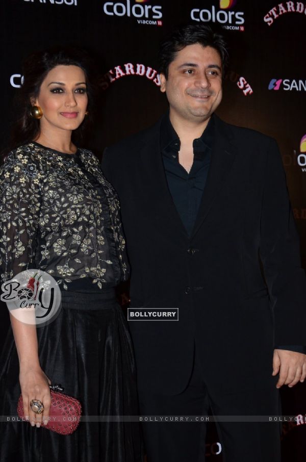 Sonali Bendre and Goldie Behl pose for the media at Sansui Stardust Awards Red Carpet