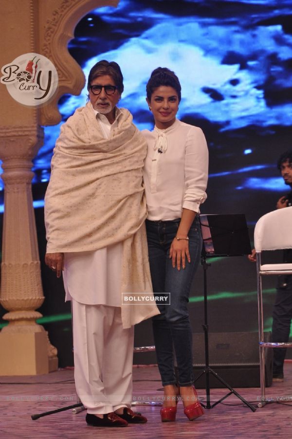 Priyanka Chopra poses with Amitabh Bachchan at the NDTV Cleanathon