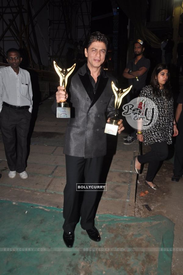 Shah Rukh Khan poses with his awards at Sansui Stardust Awards Red Carpet