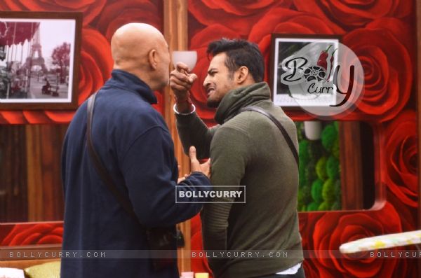 Puneet Issar and Upen Patel indulge in a fight in Bigg Boss 8