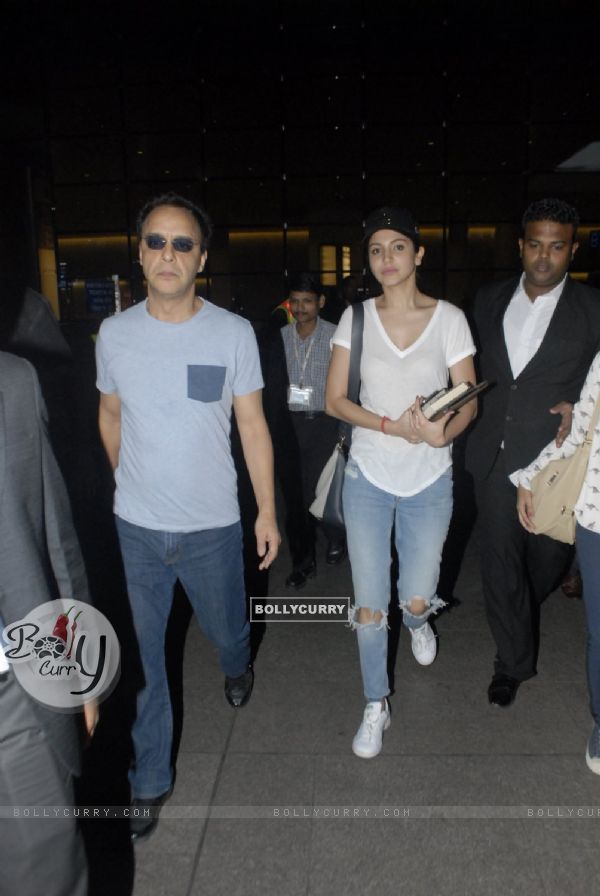 Vidhu Vinod Chopra and Anushka Sharma were snapped at Airport while returning from Dubai (348823)
