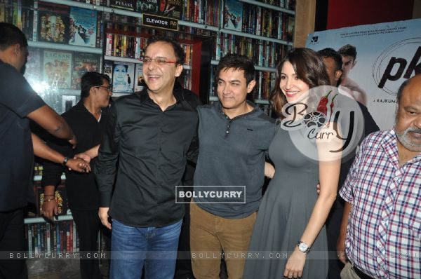 Vidhu Vinod Chopra, Aamir Khan and Anushka Sharma pose for the media at the Special Screening of P.K (349075)
