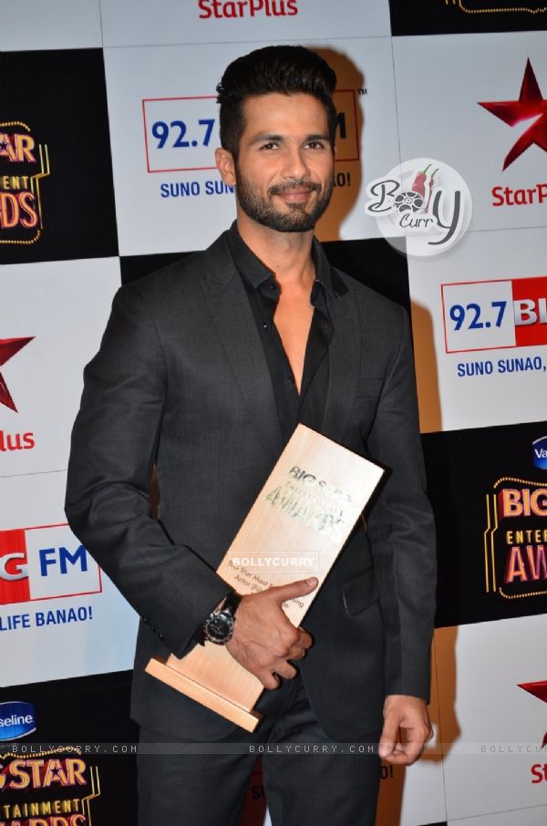 Shahid Kapoor poses with his Award at Big Star Entertainment Awards 2014