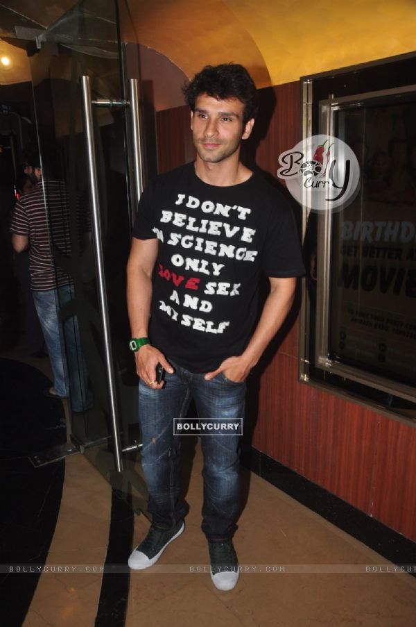 Girish Kumar poses for the media at the Special Screening of P.K. (349296)