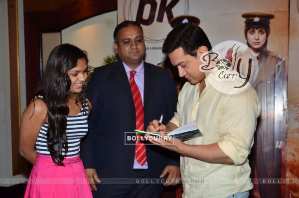 Aamir Khan signs an autograph for a fan at P.K. Contest Winners Meet