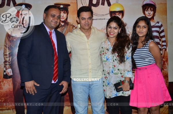 Aamir Khan poses with fans at P.K. Contest Winners Meet (349792)