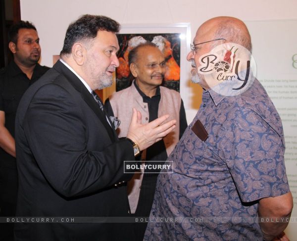 Shyam Benegal in a chat with Rishi Kapoor at Deepak Shinde's Colourful Crossings Preview