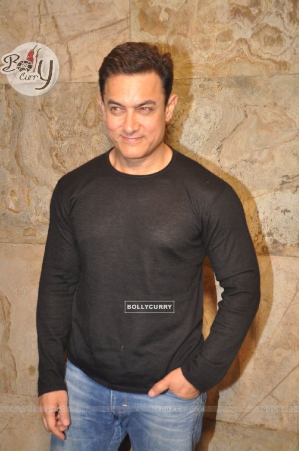 Aamir Khan poses for the media at the Special Screening of P.K. for Sanjay Dutt (350142)