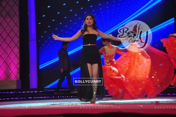 Sonalee Kulkarni performs at Dadasaheb Phalke Marathi Awards