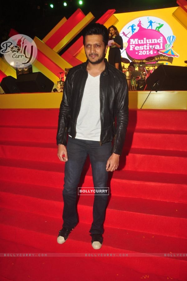 Riteish Deshmukh poses for the media at Mulund Fest
