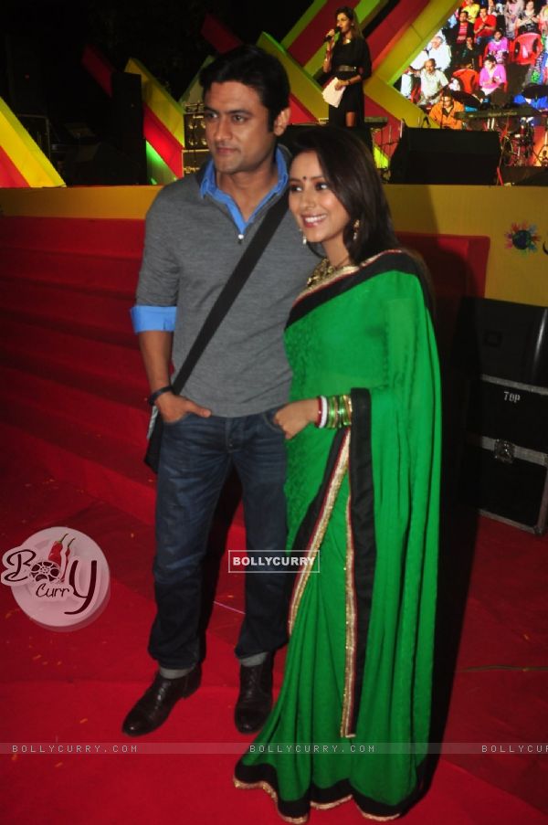 Manav Gohil and Pratyusha Banerjee pose for the media at Mulund Fest