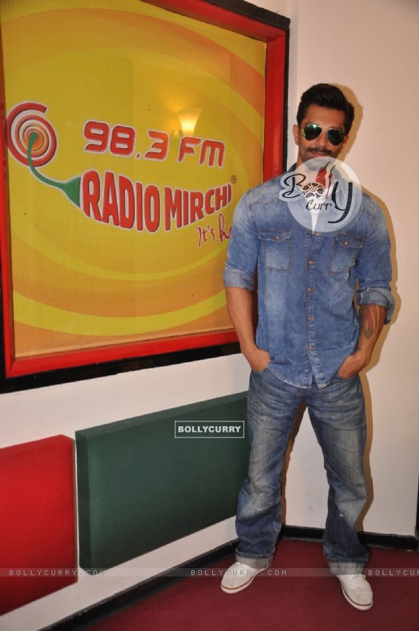 Karan Singh Grover Promotes Alone on Radio Mirchi 98.3 FM (350481)