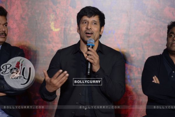 Vikram addressing the audience at the Trailer Launch of I (350486)
