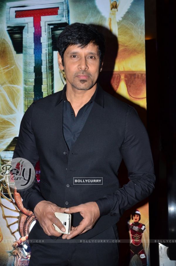 Vikram poses for the media at the Trailer Launch of I (350488)