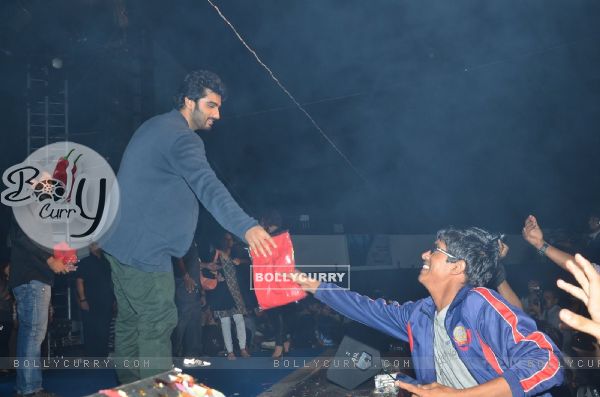 Arjun Kapoor gives away tevar T-shirts at the Promotions of Tevar at IIT Powai (350922)