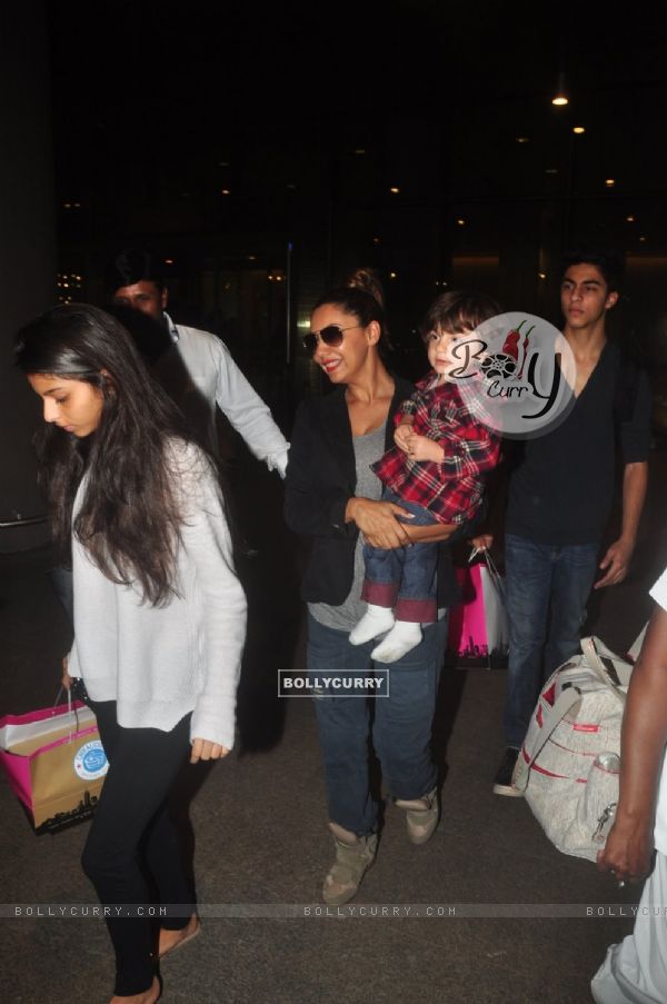 Gauri Khan was snapped with her children AbRam, Aryan and Suhana at Airport