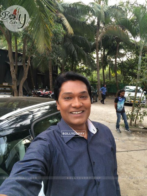 Aditya Srivastava Takes selfie on the sets of CID: Behind the scene action