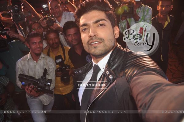 Gurmeet Choudhary clicks a selfie with photographers at the Music Launch of Khamoshiyan (351205)