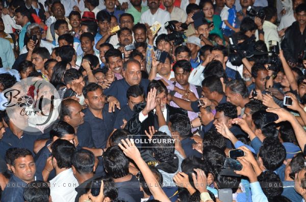 Amitabh Bachchan gets mobbed by the fans at the Trailer Launch of Shamitabh