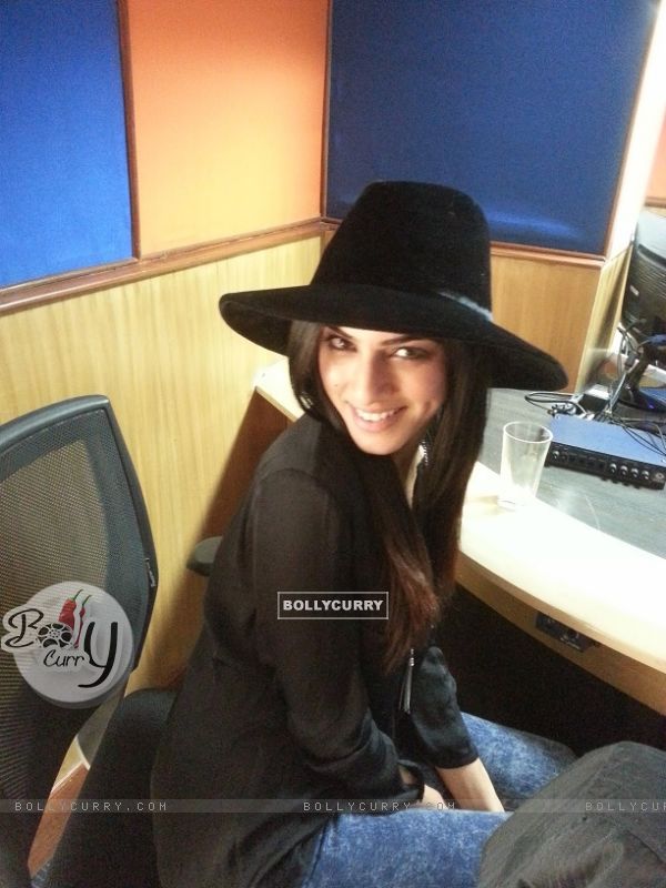 Sapna Pabbi poses for the media at the Promotions of Khamoshiyan on Radio City 91.1 FM (351493)