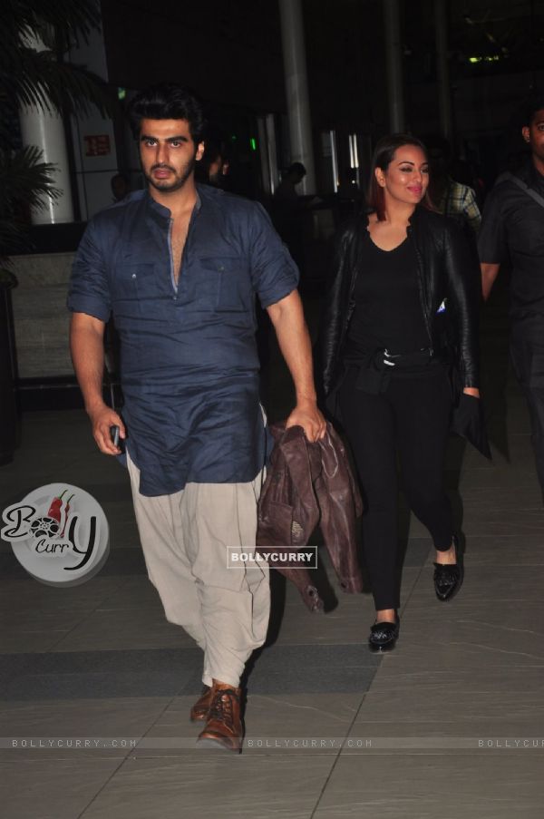 Arjun Kapoor and Sonakshi Sinha were Snapped at Airport while returning from Delhi Promotions (351510)