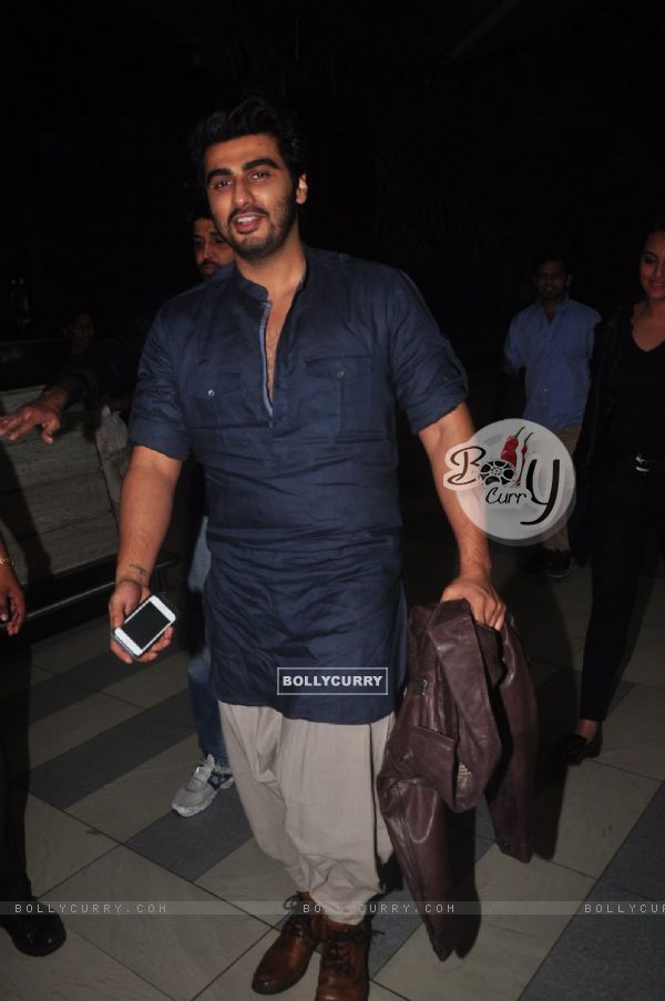 Arjun Kapoor poses for the media at Airport while returning from Delhi Promotions of Tevar (351511)
