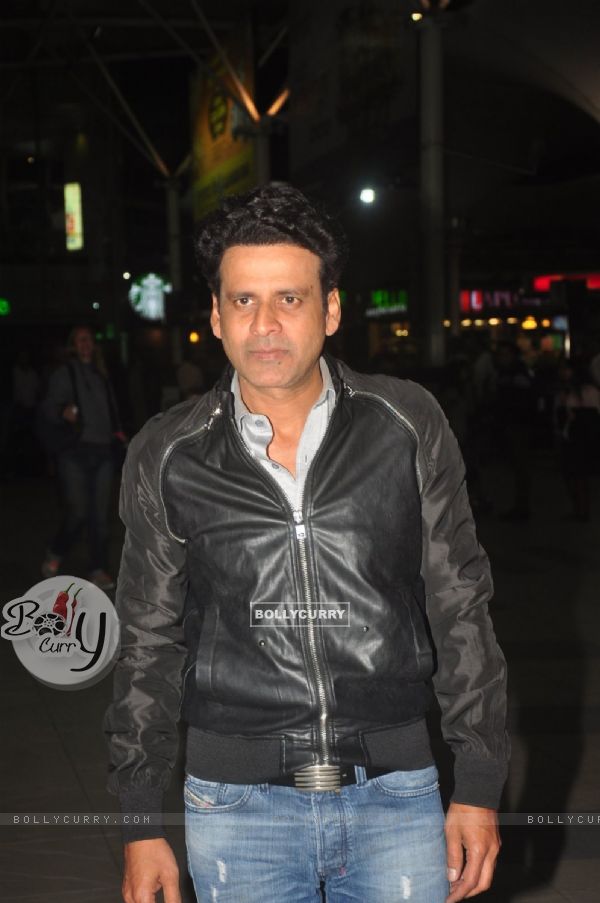 Manoj Bajpayee poses for the media at Airport while returning from Delhi Promotions of Tevar (351513)