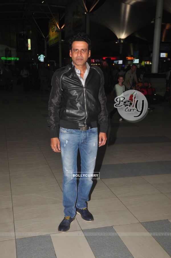 Manoj Bajpayee poses for the media at Airport while returning from Delhi Promotions of Tevar (351514)