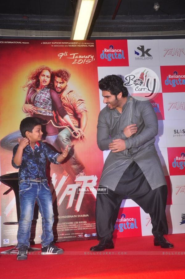 Arjun Kapoor shakes a leg with a young fan at the Promotions of Tevar (351674)