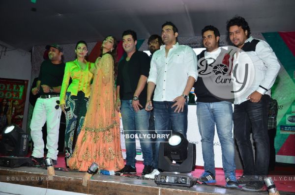 Team poses for the media at the Music Launch of Dolly Ki Doli (351896)