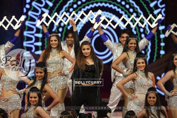 Alia Bhatt Perform at Umang Police Show