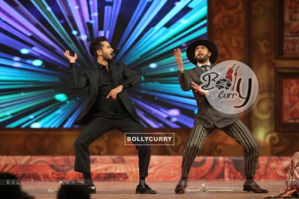 Ranveer Singh and Shahid Kapoor Perform at Umang Police Show