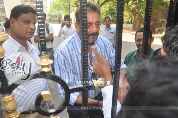 Sanjay Dutt greets his fans while Leaving for Yerwada Jail