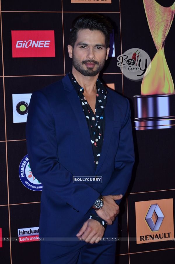 Shahid Kapoor poses for the media at Star Guild Awards