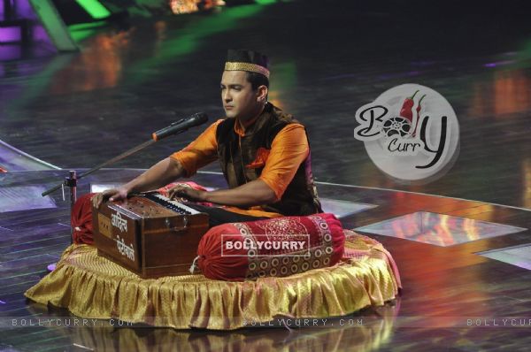 Aditya Narayan performs at the Promotions of Hawaizaada on Sa Re Ga Ma Pa Li'l Champs 5 (352382)
