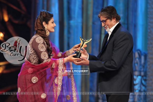 Raveena Tandon and Amitabh Bachchan at Stardust Awards 2014
