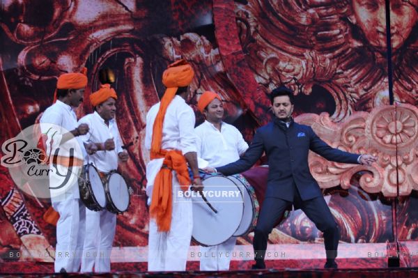 Riteish Deshmukh shakes a leg at Stardust Awards 2014