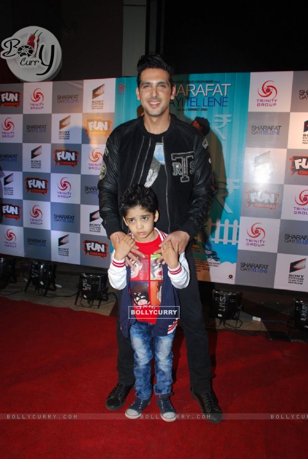 Zayed Khan poses with his Son at the Premier of Sharafat Gayi Tel Lene (352661)