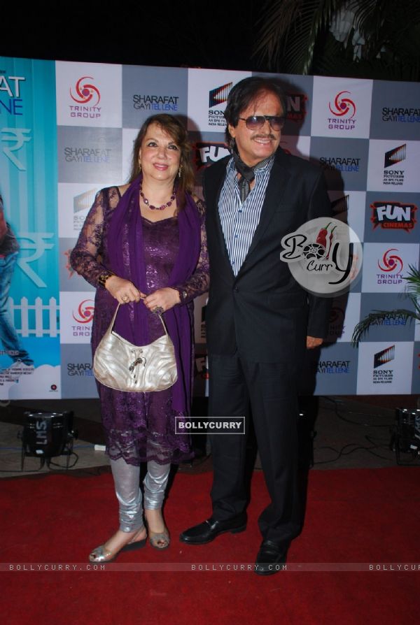 Sanjay Khan and Zarina Khan pose for the media at the Premier of Sharafat Gayi Tel Lene (352666)