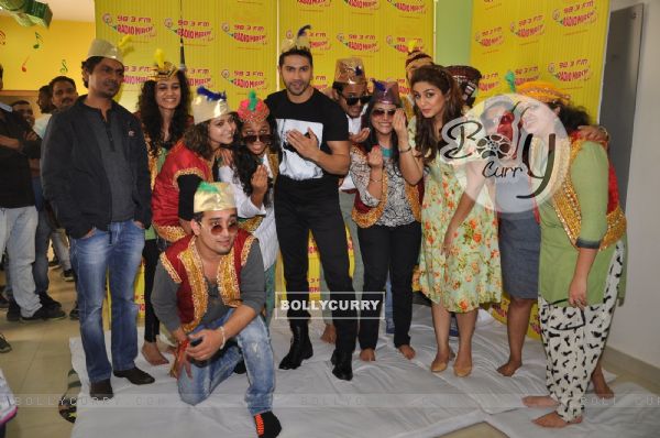 Team of Badlapur poses with the members of Radio Mirchi (352703)