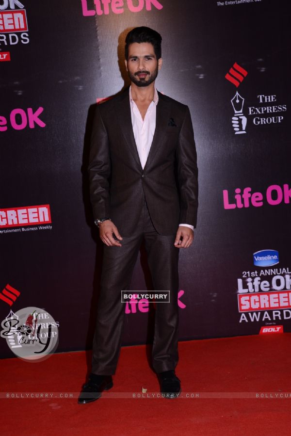 Shahid Kapoor poses for the media at 21st Annual Life OK Screen Awards Red Carpet