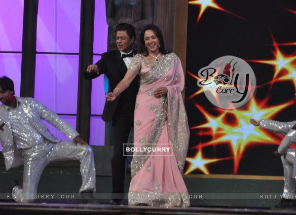 Shah Rukh Khan and Hema Malini perform at 21st Annual Life OK Screen Awards Red Carpet