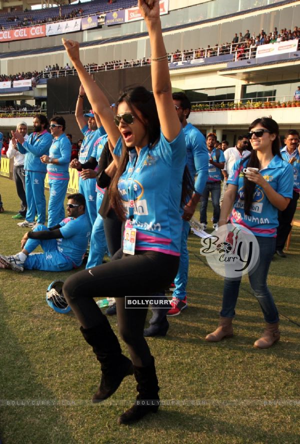 Barkha Bisht Sengupta was snapped cheering at Mumbai Heroes Vs Kerala Strikers Match